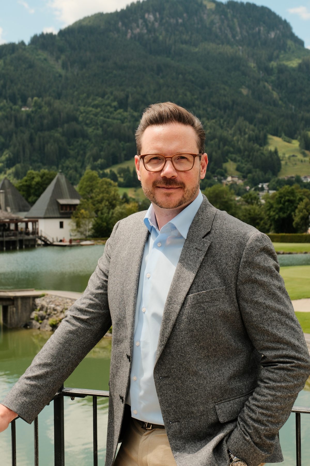 Oliver Gabor an einem Seeufer vor Bergen in Kitzbühel