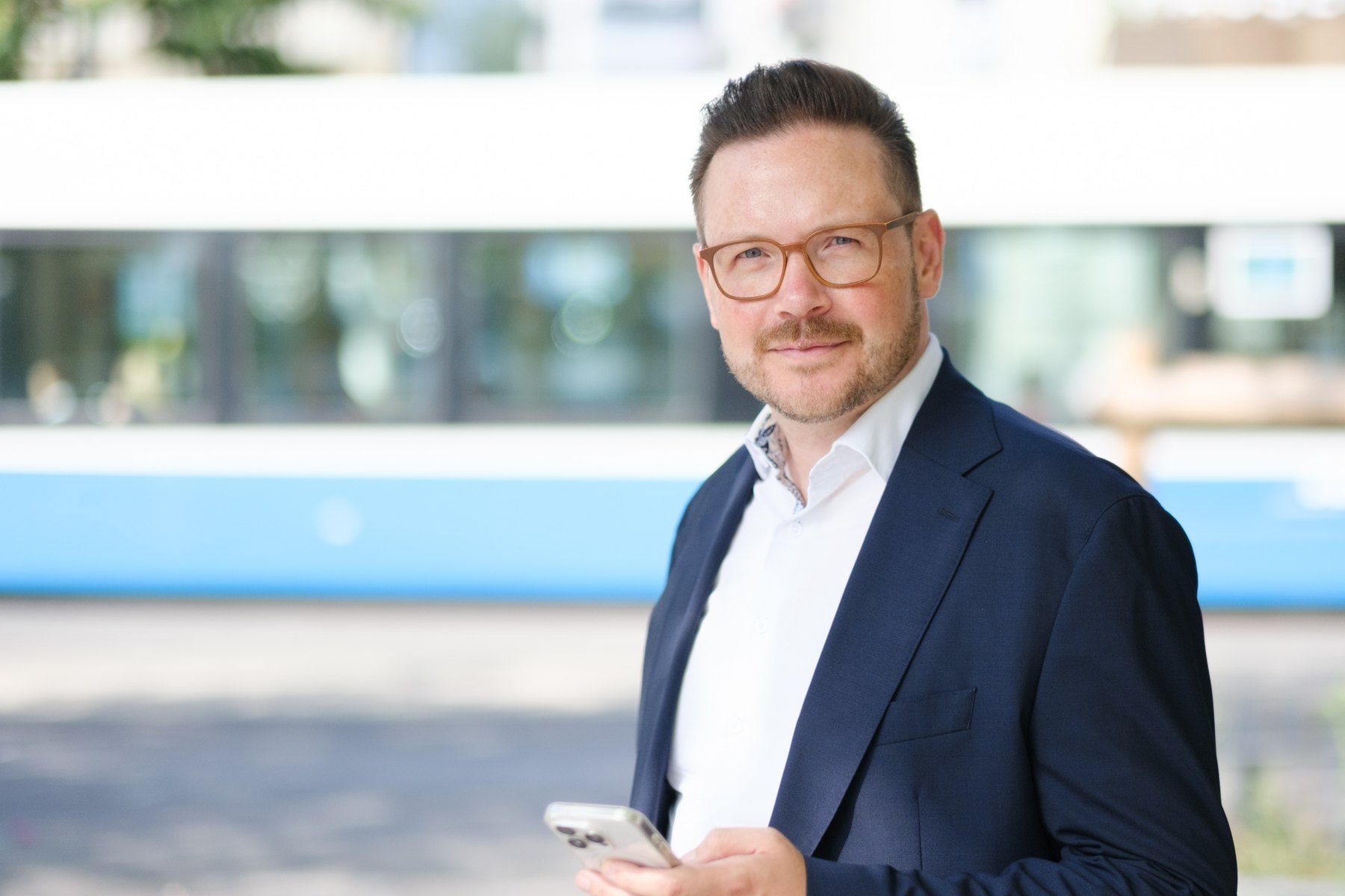 Porträt von Oliver Gabor vor einem Zürcher Tram